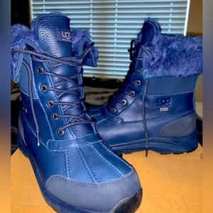 UGG ANDIRONDACK BOOT lll—- WOMEN SZ 9.5– LIKE NEW!!!